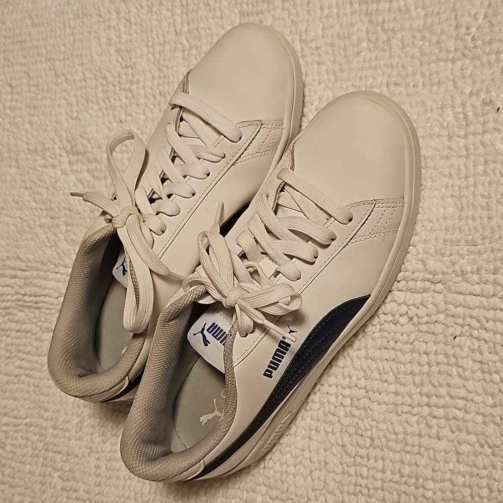NWOT Womans Size 6.5 Puma Sneakers